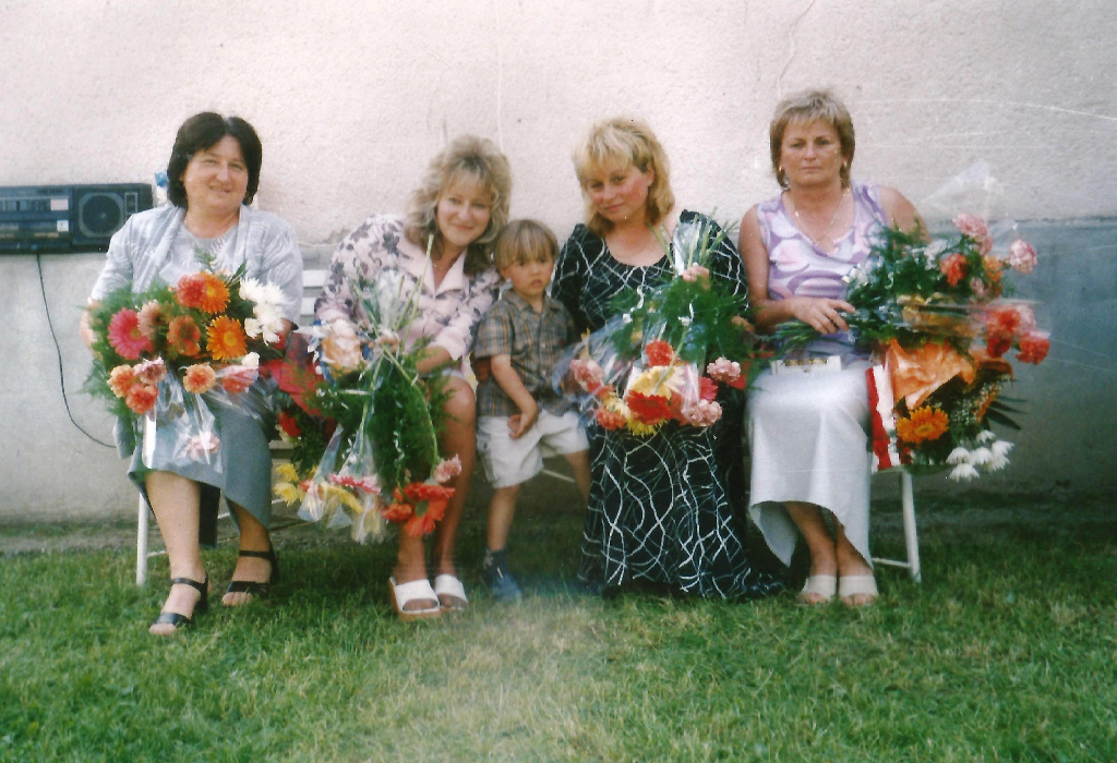Kollégákkal és az elmaradhatatlan Pedagógusnapi virágcsokrokkal az 1990-es években